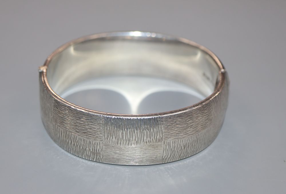 A modern textured silver bangle, Birmingham, 1971, 45 grams.